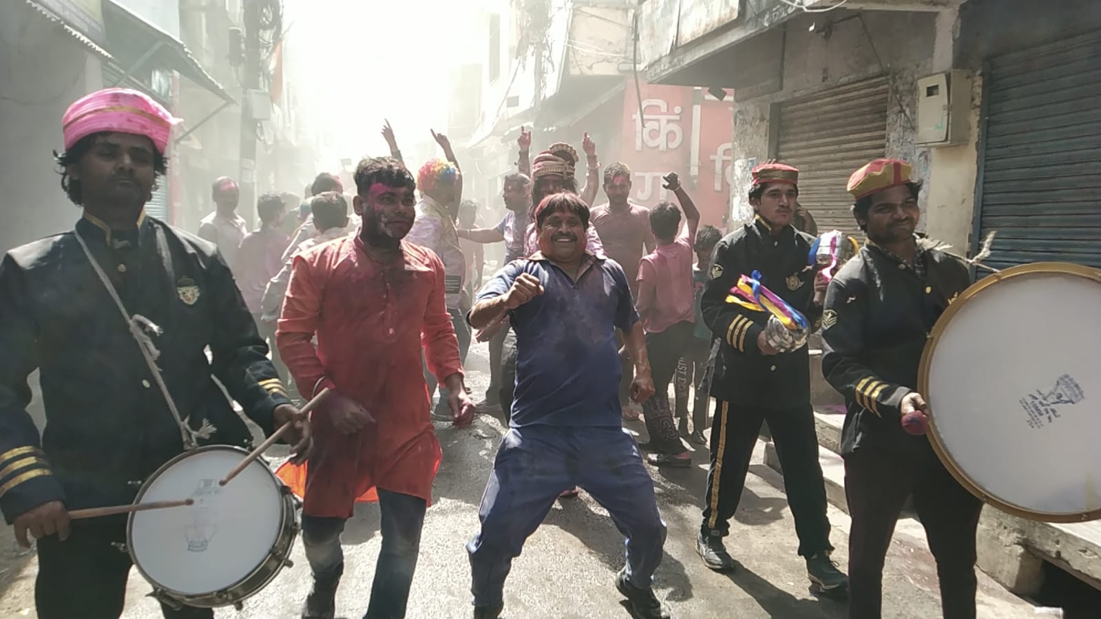 लालकुर्ती में प्रशासनिक सूझबूझ से निकला होली जलूस -- 