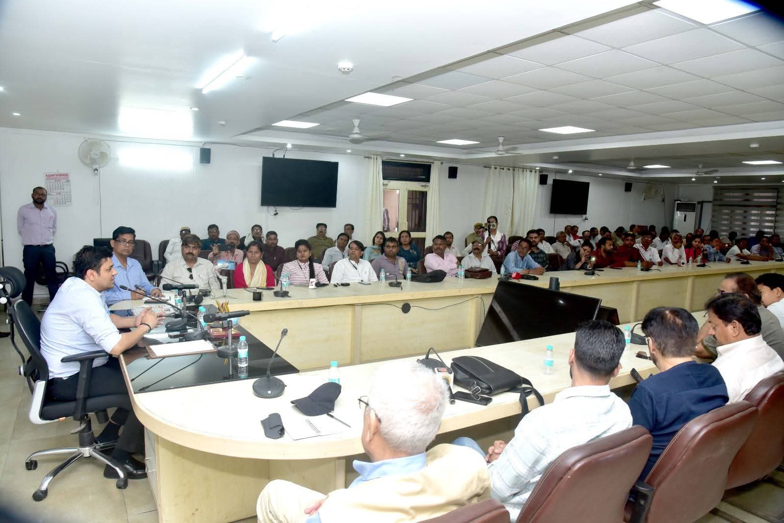 मीडिया कर्मियों के साथ वार्तालाप करते DM Aligarh 