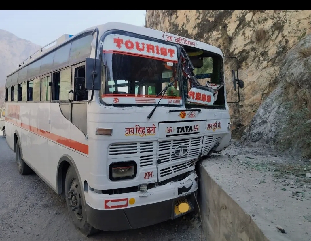 ब्रेक फेल होने पर चालक की सूझबूझ से टला बड़ा हादसा, बद्रीनाथ राष्ट्रीय राजमार्ग पर तोता घाटी के पास हुआ हादसा, 20–25 यात्री थे सवार