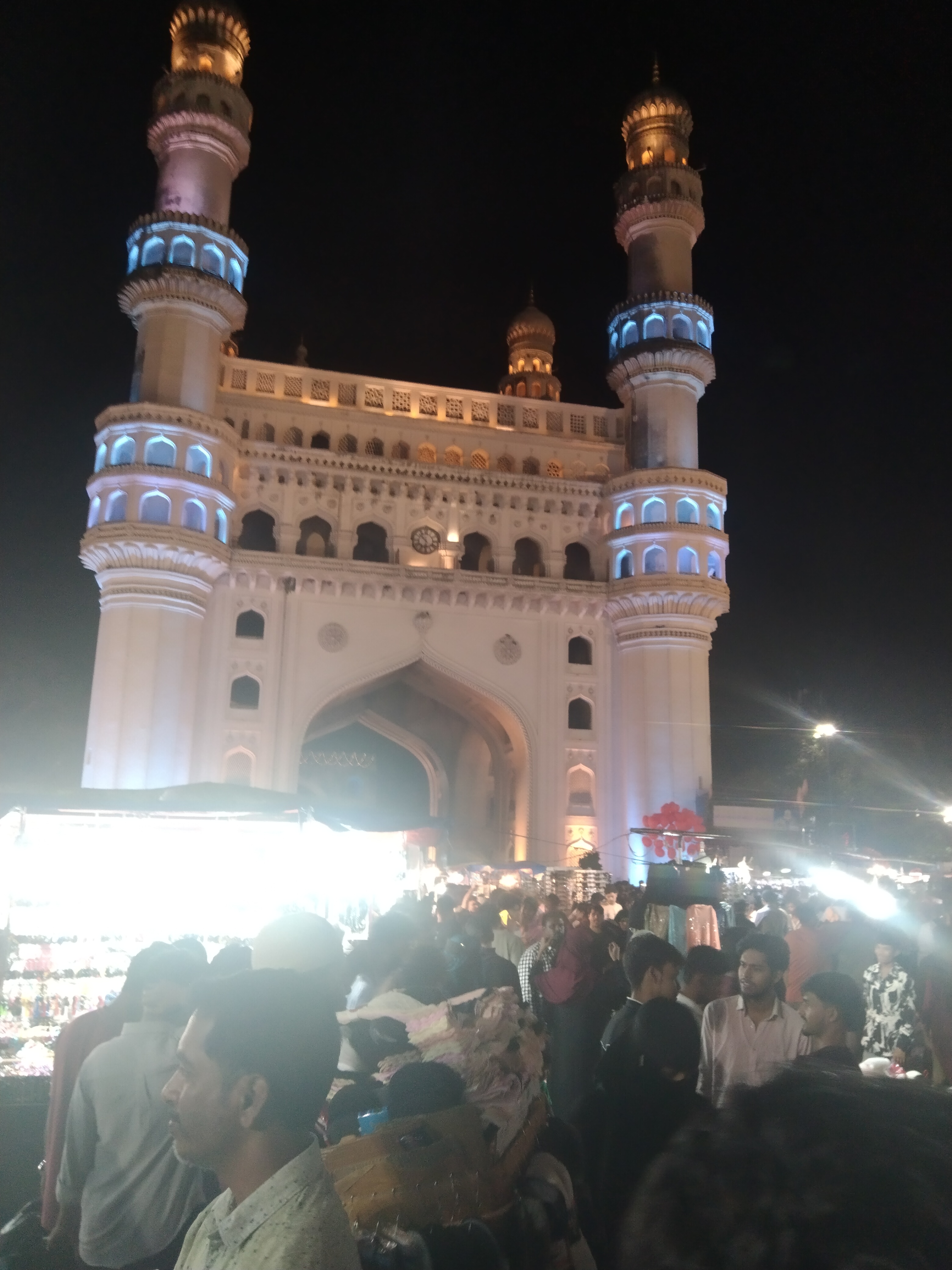 Hyderabad: Ramadan Splendor at Charminar as Crowds Swell for Festive Shopping