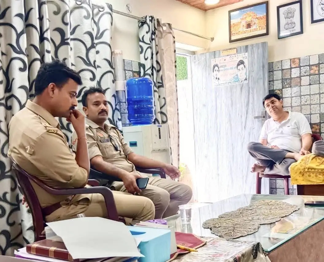 मेरठ में अवनीश काजला, रंजन शर्मा व सलीम खान नज़रबंद — लखनऊ में अजय राय भी रोके गए
