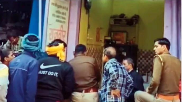 शातिर ने पीतल की चूड़ियां देकर ज्वेलर्स से की लाखों की ठगी । 