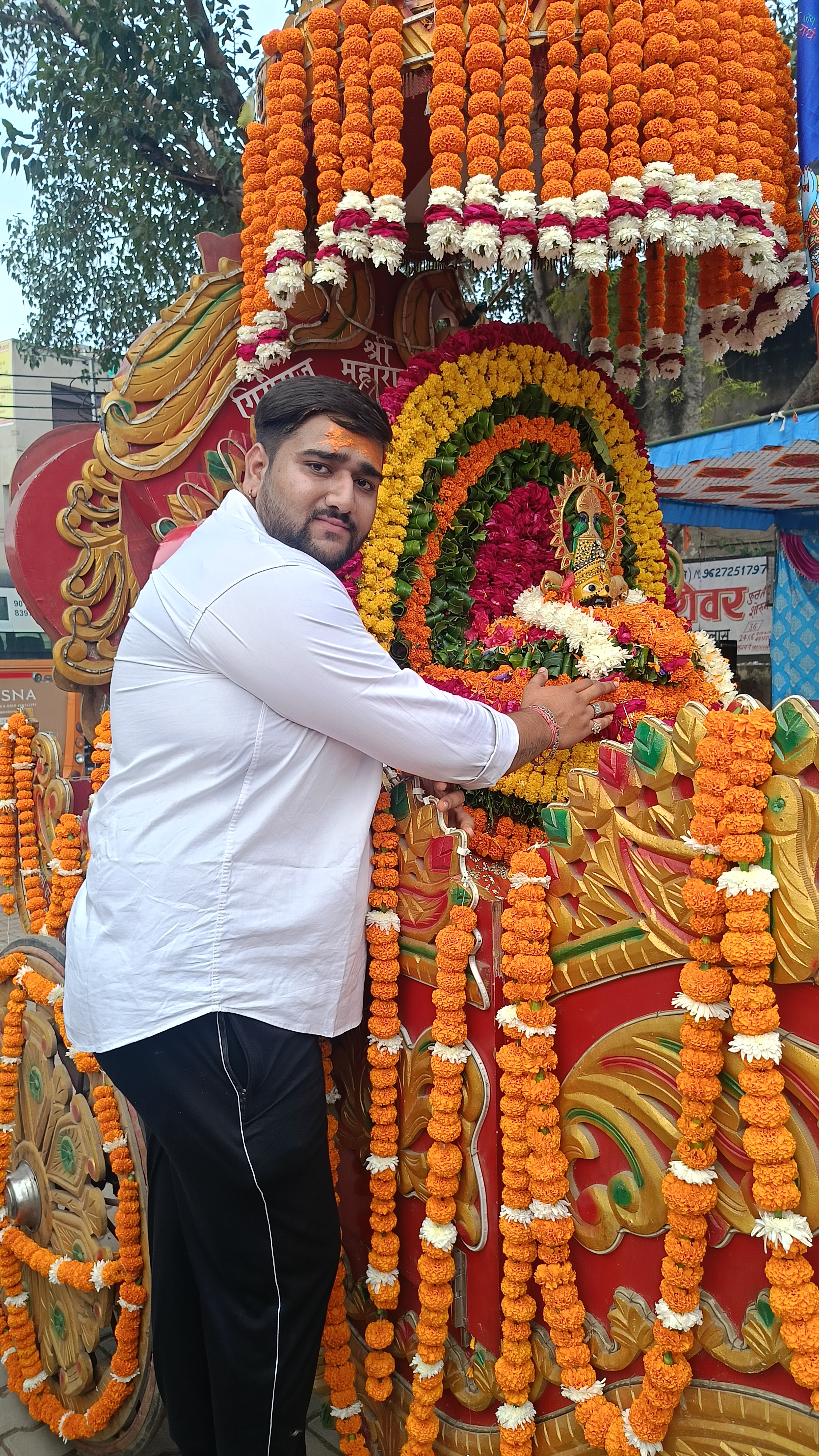 इगलास में खाटू श्याम जी की निशान यात्रा निकली:भक्तिमय माहौल में फूलों की वर्षा, भंडारे में श्रद्धालुओं की भीड़