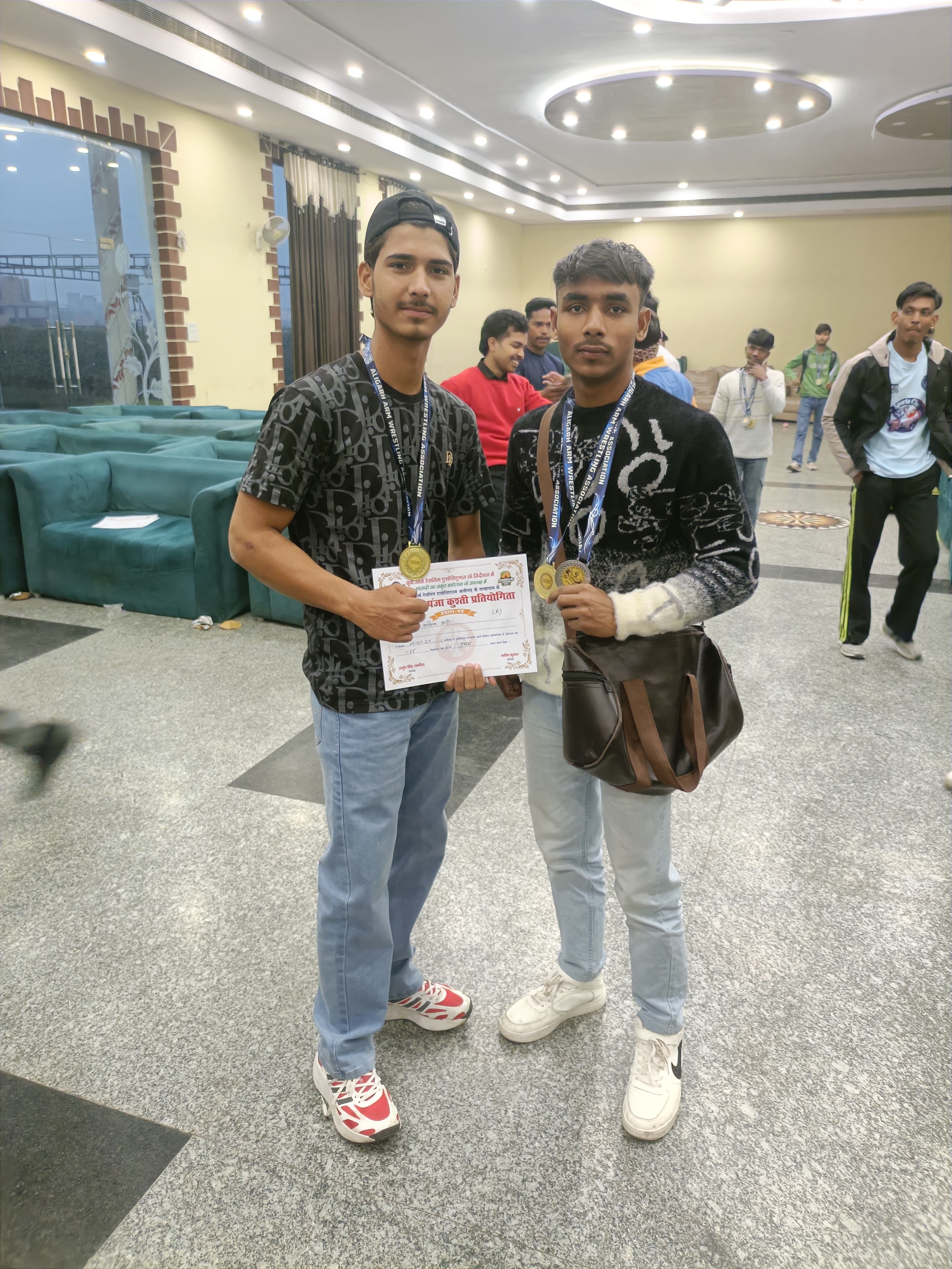 अलीगढ़ आर्म रिशलिंग में चंडौस के दो लड़कों ने जीते खिताब 