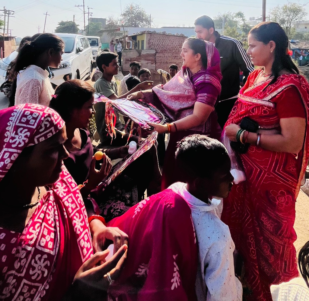 नपाध्यक्ष नीतू यादव ने मकर संक्राति पर बच्चों संग उड़ाई पतंग