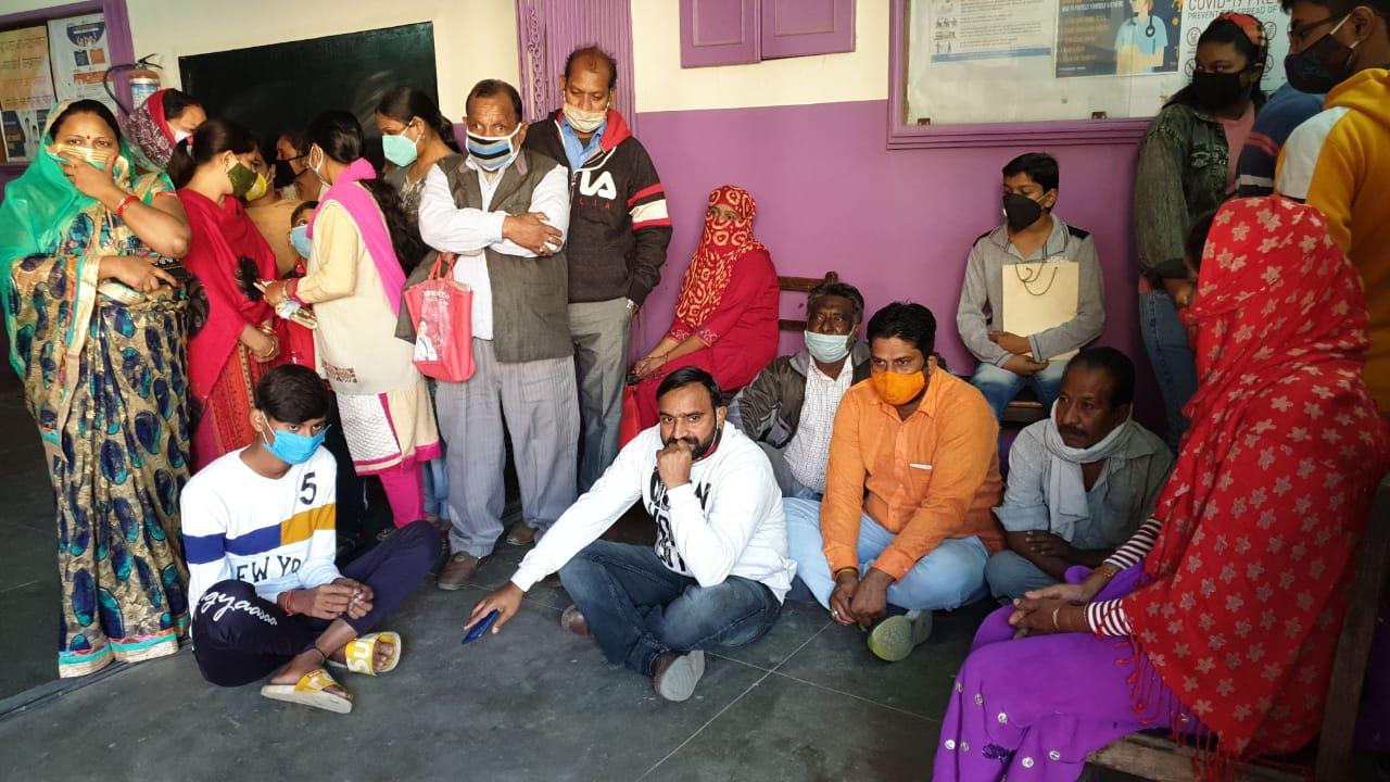  स्कूल प्रबंधन की मनमानी के खिलाफ अभिभावकों का धरना