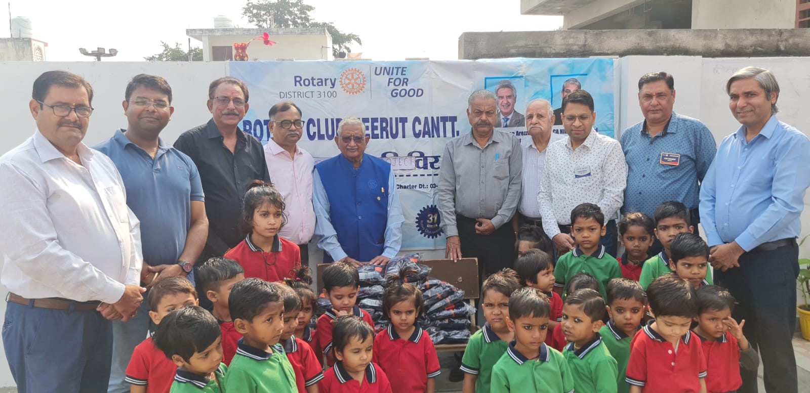 जन सेवा न्यास के तत्वाधान में रोटरी क्लब मेरठ कैंट ने रविदास गुरुकुलम में बच्चों को की यूनिफार्म वितरित 