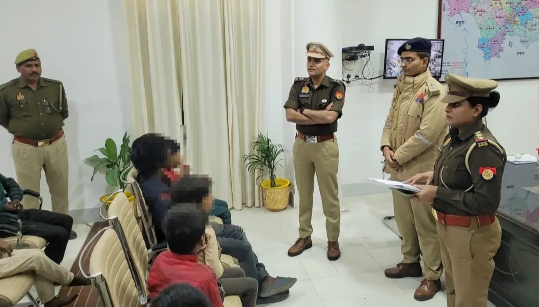 #Aligarh । #AligarhPolice
#SSP_Aligarh द्वारा रेलवे स्टेशन, बस स्टैण्ड आदि स्थानों पर अवैध कैमिकल/साल्यूशन .