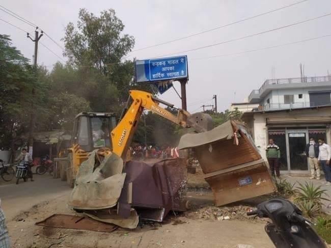 साहिबाबाद नगर निगम  ने ट्रांस​ हिंडन क्षेत्र में हटाया अतिक्रमण