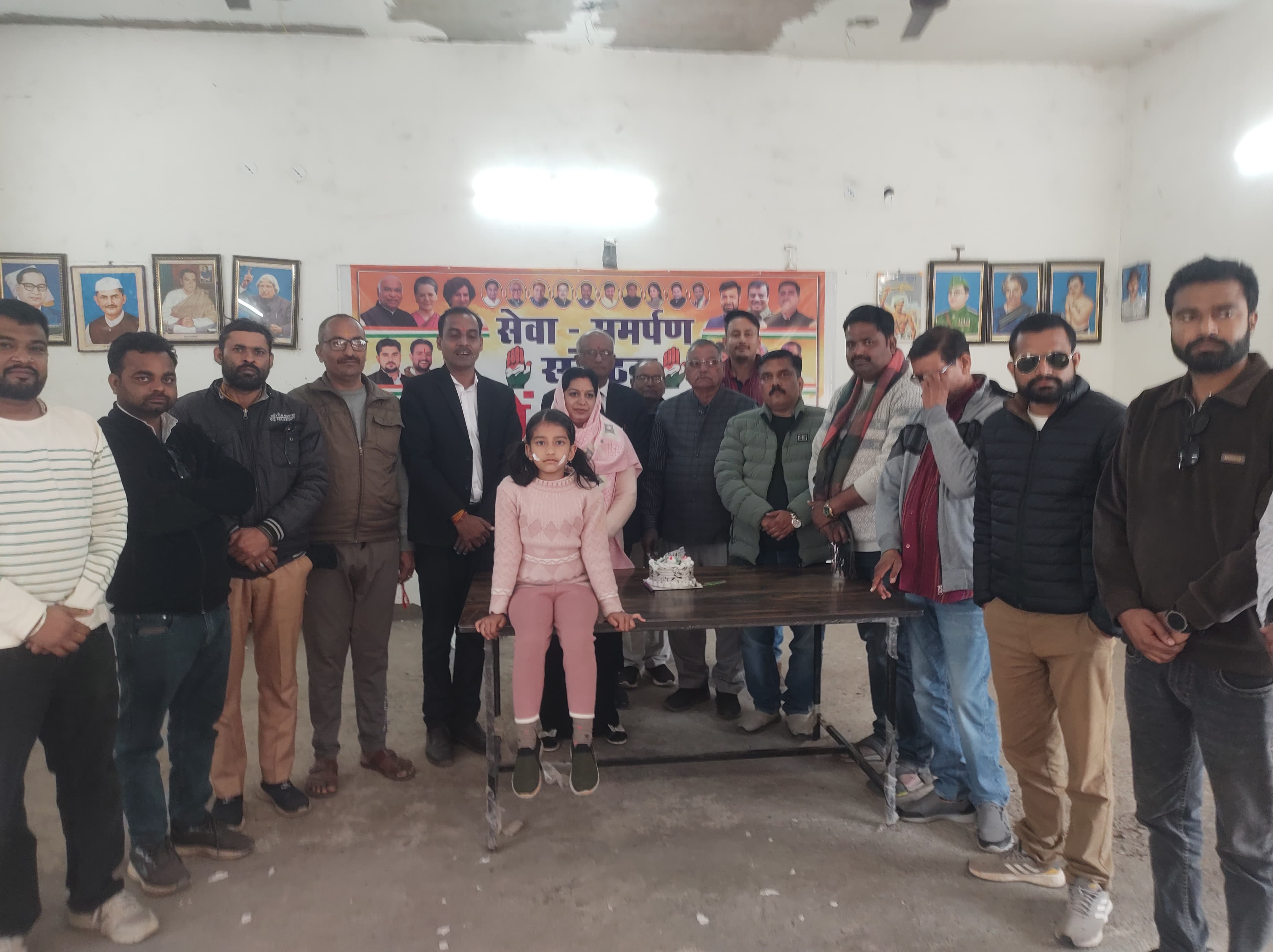 कांग्रेसियों ने केक काटकर मनाया प्रियंका गांधी का जन्मदिन
