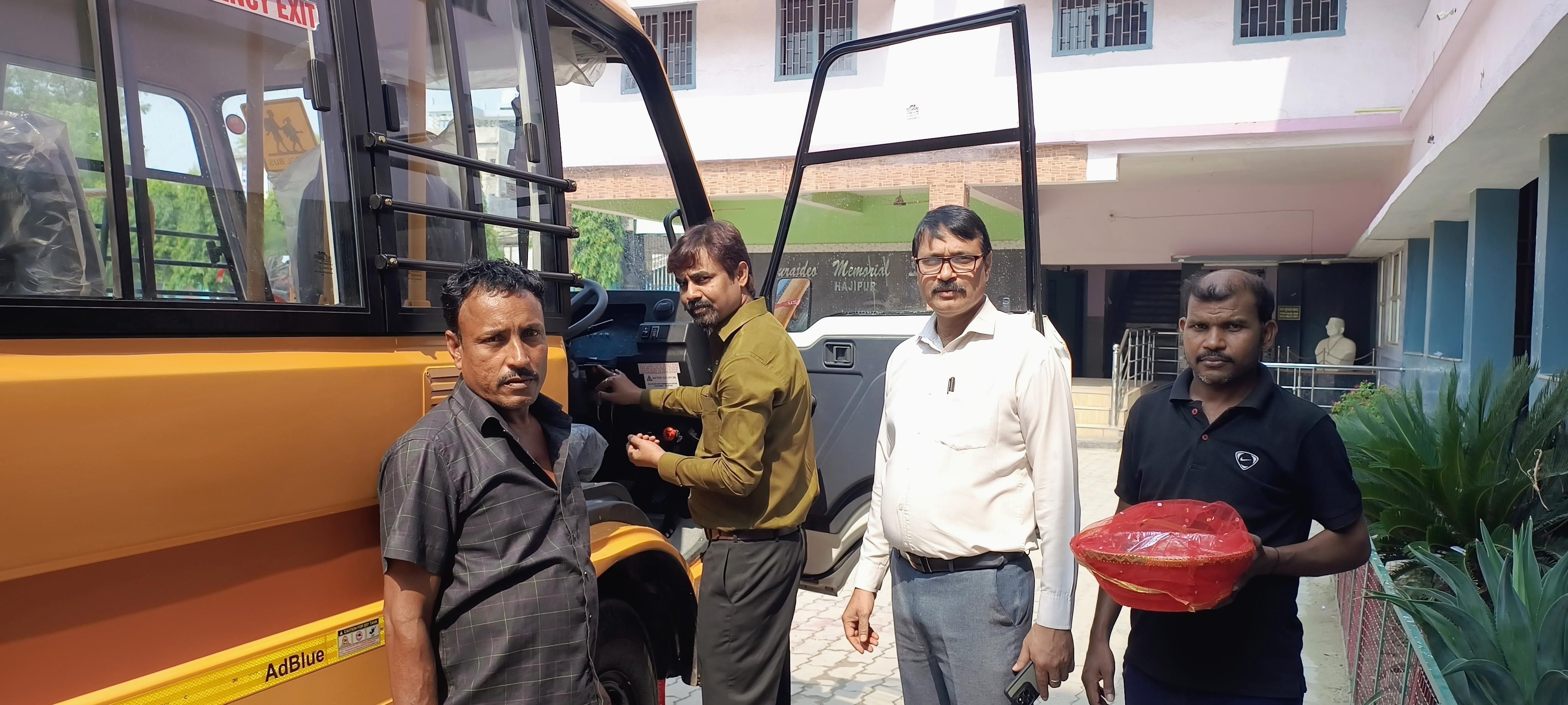 सूरजदेव मेमोरियल स्कूल में नए बस की पूजा संपन्न