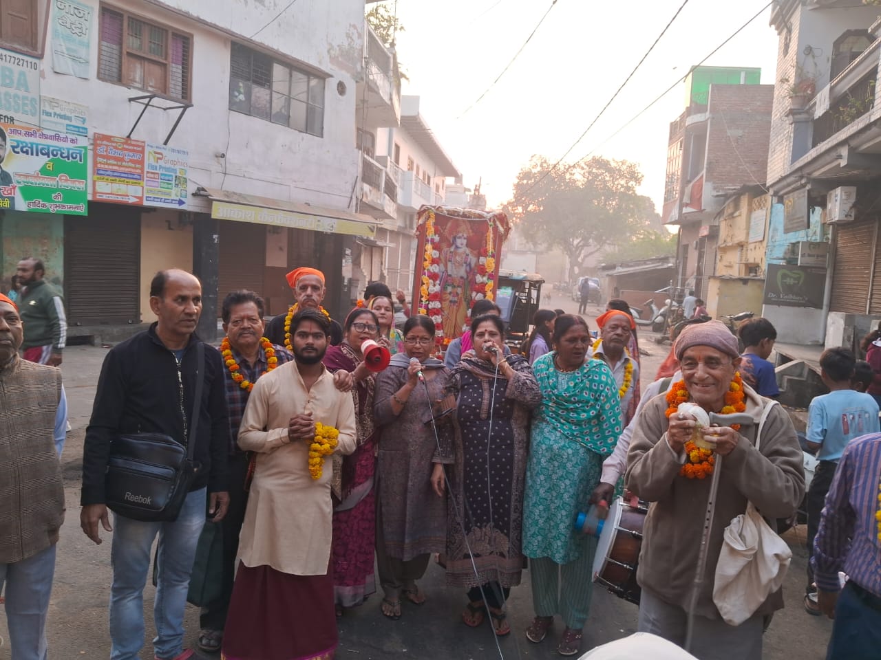 गाजे बाजे के साथ नाचते गाते निकली श्री रामा संकीर्तन की कार्तिक प्रभात फेरी 