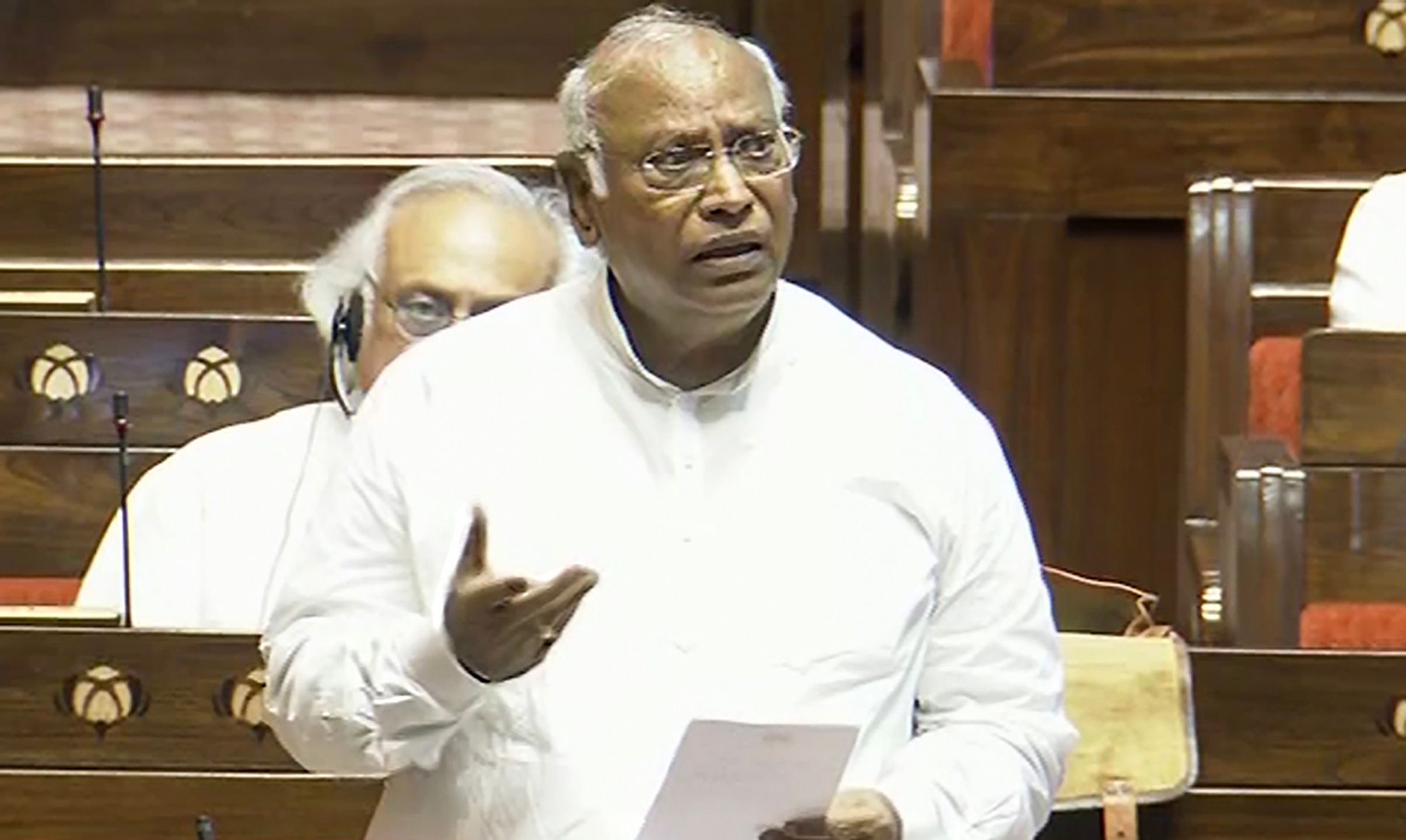 राज्यसभा में भावुक हुए कांग्रेस अध्यक्ष मल्लिकार्जुन खरगे, कहा -इस माहौल में मैं और ज्यादा जीना नहीं चाहता