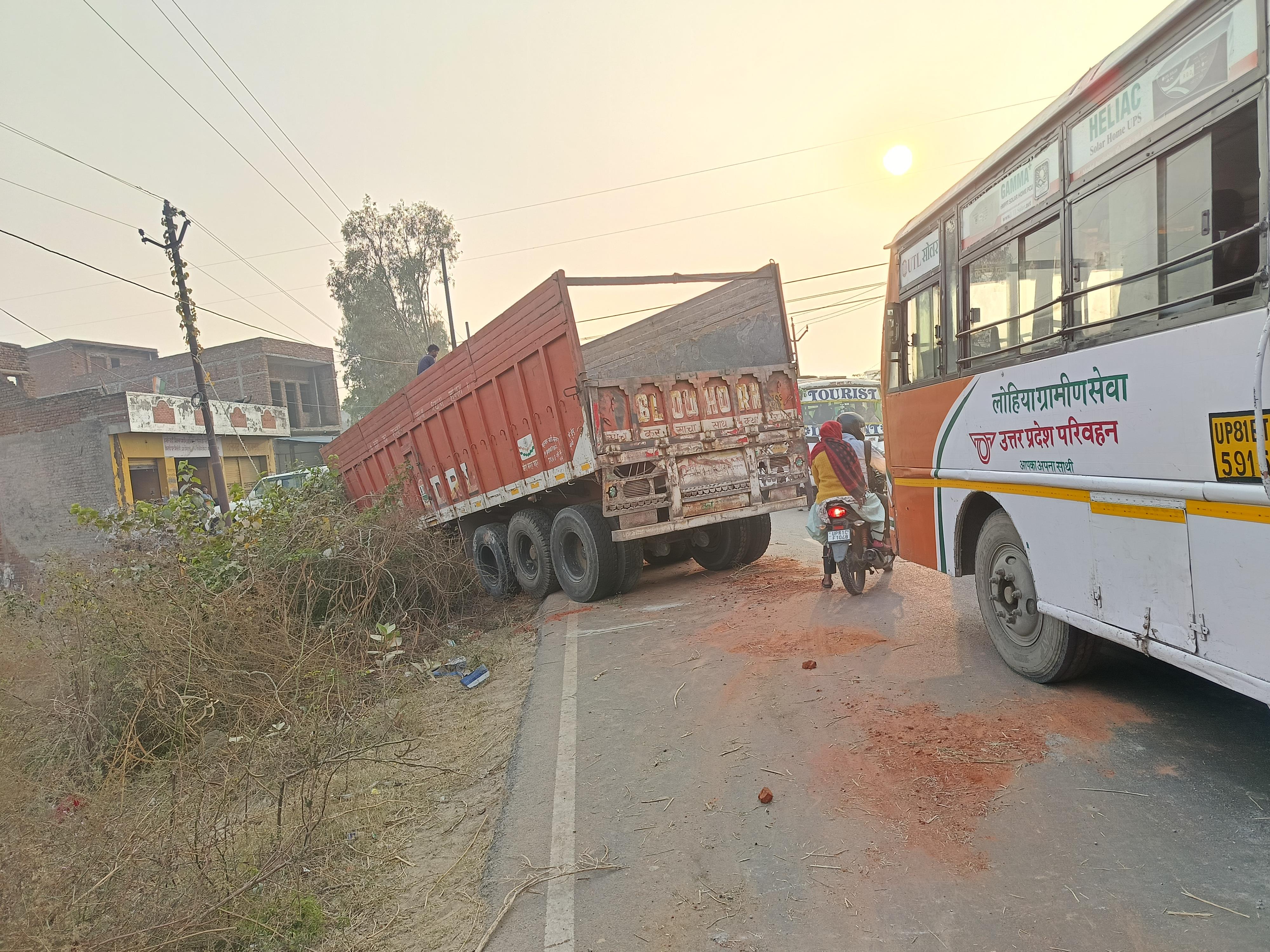 नियंत्रण खोने से ट्रक जा गिरा गड्ढों में , एल पी जी गैस गाडी से टकराने से बचा । 