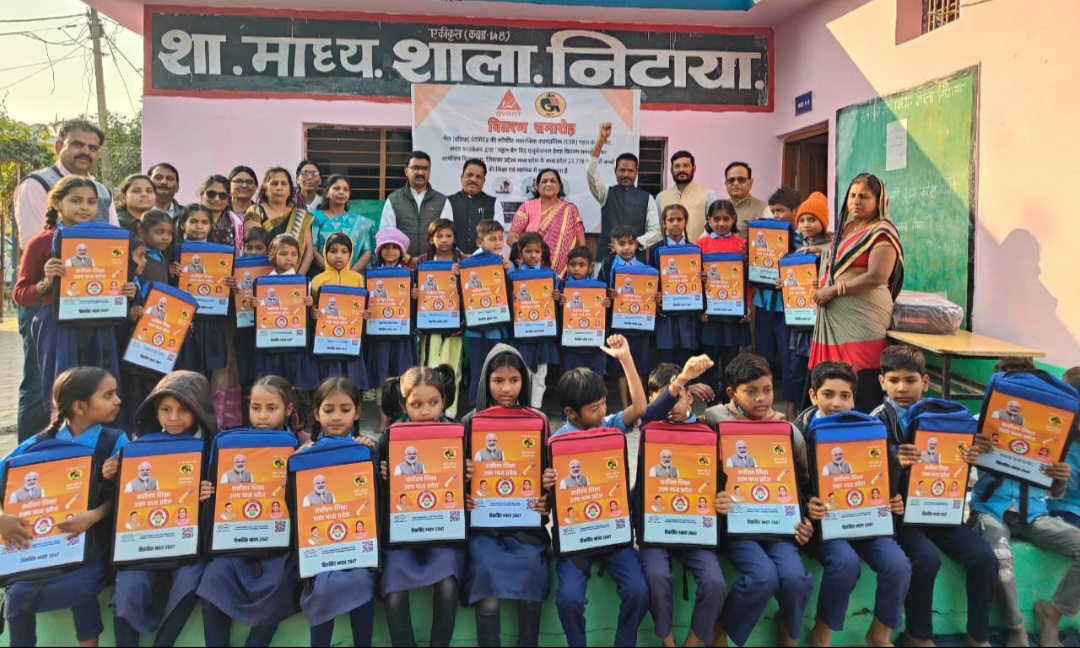 नर्मदापुरम में राज्यसभा सांसद माया नारोलिया ने किया ‘स्कूल बैग विद एजुकेशनल डेस्क’ का वितरण जिसमें भाजपा पदाधिकारी उपस्थित रहे