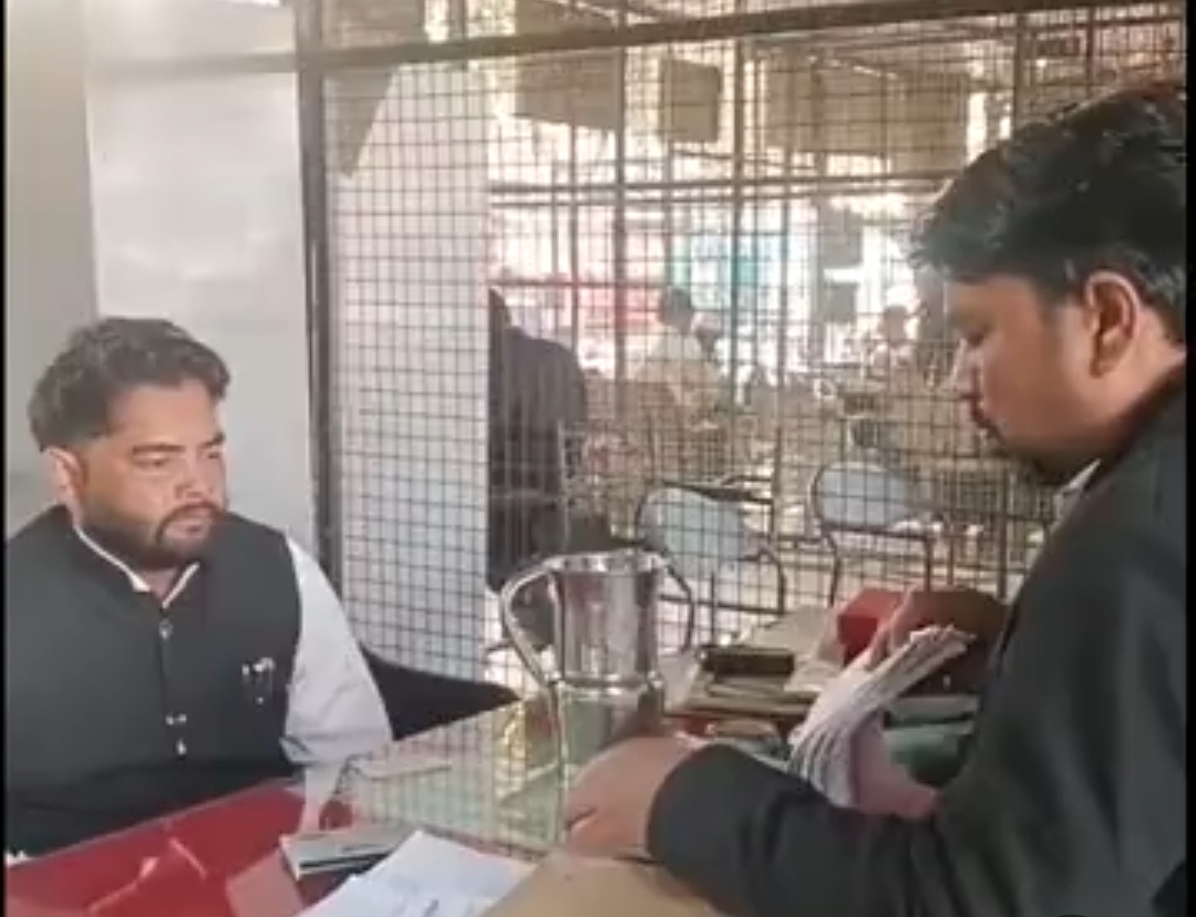 दरोगा ने जूनियर अधिवक्ता से की मारपीट ; अलीगढ़ मे वकील हड़ताल पर दरोगा पर कार्यवाही की मांग l