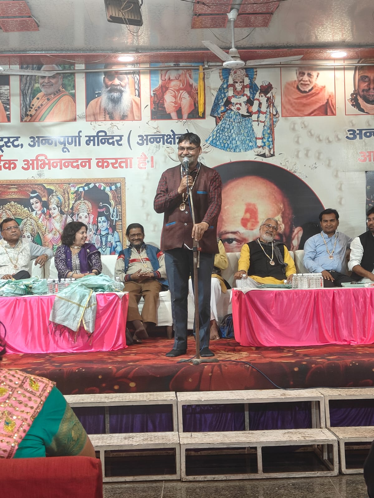 अन्नपूर्णा चेरिटेबल एवं आराध्या प्रकाशन द्वारा होली पर आयोजित हुआ हास्य कवि सम्मेलन 